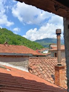 a roof with a chimney on top of a building at Casa Il Borgo in Tavernelle