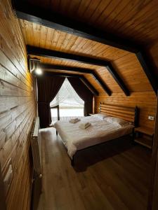 En eller flere senge i et værelse på Aframe Chalet