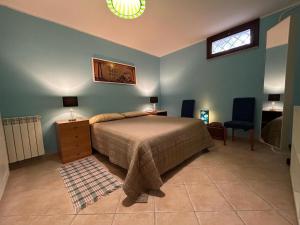 a bedroom with a bed and a desk and a window at Villa Shiva Cerveteri, Casa Vacanze con SPA e Idromassaggio, Relax a due passi da Roma in Cerveteri