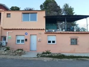 a pink house with a balcony on top of it at Apartamento Rural Borgia in Borja