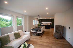 a living room with a couch and a table at Eickhagen Nº7 - 10 Personen - 5 Schlafzimmer - 220qm - 4 Badezimmer - Wellness - Sauna in Olsberg