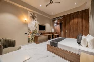 a hotel room with a bed and a desk at Hotel Highway King Dhodsar in Gūdha +12 photos