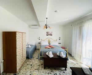 a bedroom with a bed and a table at La casa di Carmela e Francesco b&b in Massa