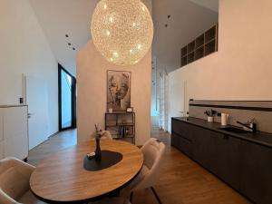 a kitchen and dining room with a table and chairs at Ferienwohnung Zwischenhoch in Kranenburg