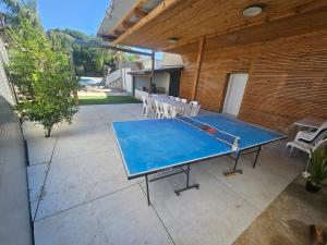 a ping pong table in the middle of a patio at באוירה יהודית in H̱azon