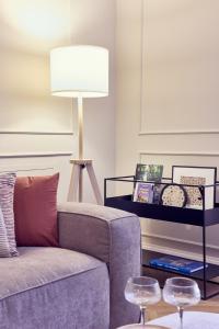 a living room with a couch and a lamp at La Dimora Guest House in Castel di Sangro