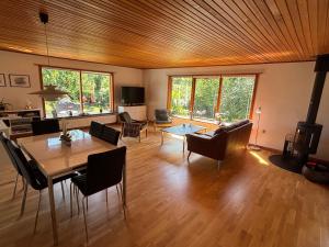 a large living room with a table and chairs at Charmerende hus i idylliske Lynæs in Hundested