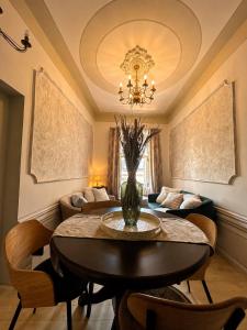 a dining room with a table and chairs at Apartmán siedmy div in Banská Štiavnica