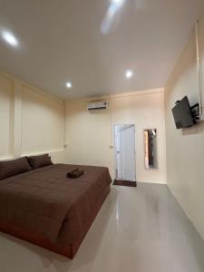 a bedroom with a bed and a tv in it at บ้านศรีสุธรรม3 Baansrisutham 3 in Don Sak