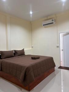 a bedroom with a large bed in a room at บ้านศรีสุธรรม3 Baansrisutham 3 in Don Sak