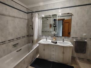 a bathroom with two sinks and a tub and a mirror at T2 Galé Mar Retreat - Beach in Galé +26 photos