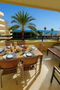a dining room with a table and chairs at T2 Galé Mar Retreat - Beach in Galé