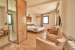 ein Schlafzimmer mit einem Bett und einem Spiegel in der Unterkunft Kardes Hotel in Bursa