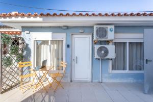 eine Terrasse mit Tisch und Stühlen, auf der ein Laptop steht in der Unterkunft BeGuest Tiny Azure Apartament in Parede