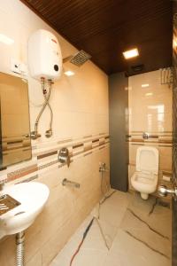 a bathroom with a toilet and a sink at Hotel Taj Palace - Near Mumbai Airport in Mumbai