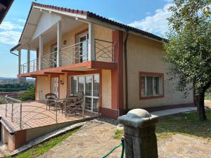 a house with a balcony and a patio at Vila Nana in Râmnicu Vâlcea