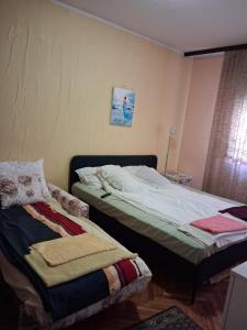 a bedroom with two beds in a room at Apartman Štern in Jagodina