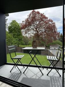 a table and two chairs sitting on a patio at L'exclusif douceur in Aubel