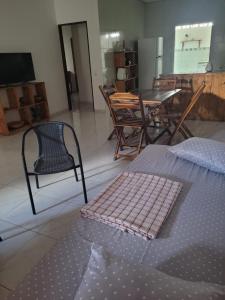 a living room with a table and chairs and a bed at Casa Aconchego-Juazeiro do Norte CE Sao Jose in Juazeiro do Norte