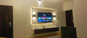 ein Wohnzimmer mit einem Fernseher an der Wand in der Unterkunft Harrington Duplex in Meran