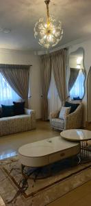 ein Wohnzimmer mit Sofa und Tisch in der Unterkunft Harrington Duplex in Meran