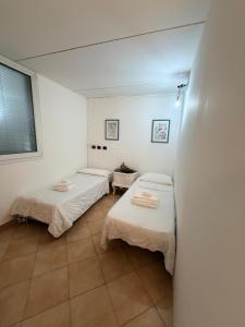 ein Zimmer mit zwei Betten und einem Fenster in der Unterkunft Arcore Relax Suite in Arcore