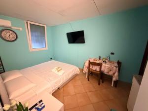 ein Schlafzimmer mit einem Bett, einem Tisch und einer Uhr in der Unterkunft Arcore Relax Suite in Arcore