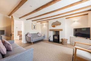 a living room with a couch and a tv at Eighteen Pottergate in Helmsley