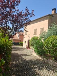a cobblestone street in front of a building at B&B Dimora D'Alfano in SantʼAngelo in Pontano