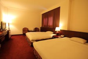 Кровать или кровати в номере Nan Tou Hotel