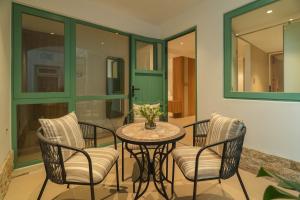 a dining room with a table and four chairs at dei Balconi Dalat in Ấp Ða Lợi