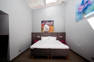 a bedroom with a bed and a painting on the wall at Viscosa Hotell in Kõrgessaare