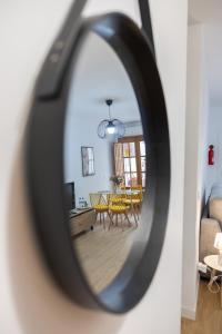 a mirror reflecting a living room and a dining room at Cazorla a tus pies, en pleno centro con parking in Cazorla