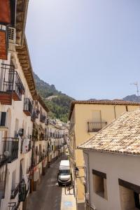 a view of an alley between two buildings at Cazorla a tus pies, en pleno centro con parking in Cazorla