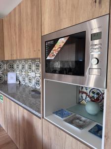 a microwave oven in a kitchen with a counter at Luna Navegante in Porto