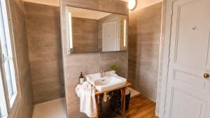 a bathroom with a sink and a mirror at Gîte de l 'Annonciation in Lourdes