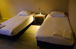 Postel nebo postele na pokoji v ubytování Ambassador Suites Antwerp