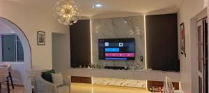 ein Wohnzimmer mit einem Flachbildfernseher an der Wand in der Unterkunft Harlington Duplex in Akitan