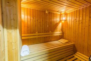 a wooden sauna with a bench in the middle at Hotel Eurosol Leiria & Jardim in Leiria
