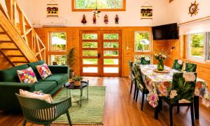 a living room with a green couch and a table at Casa de las Flores in Panguipulli