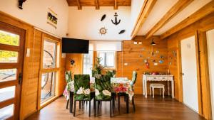 a dining room with a table and chairs at Casa de las Flores in Panguipulli +2 photos