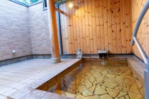 a room with a pool of water in the floor at 灯ノ環tomonowa in Mitsuwa