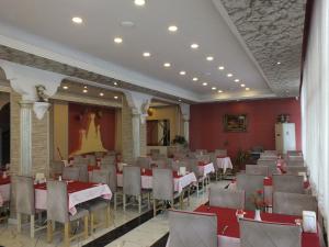 a restaurant with tables and chairs in a room at Otel Nisa in Nevşehir