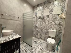 a bathroom with a toilet and a sink at Alto Valle Lofst in San Fernando del Valle de Catamarca