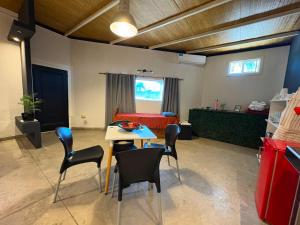 a room with a table and chairs and a bed at Alto Valle Lofst in San Fernando del Valle de Catamarca