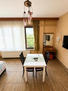 a room with a table and chairs and a bed at Motto Polonezköy in Beykoz