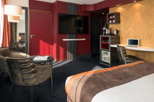 une chambre d'hôtel avec un lit et une télévision dans l'établissement Mercure Lyon Centre - Gare Part Dieu, à Lyon