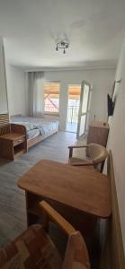 a hotel room with a bed and a table and a table sidx sidx at Promyk 2 in Rewal