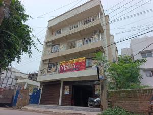 a building with a sign that reads turning off nishi at hotelnishainn in Rānchī