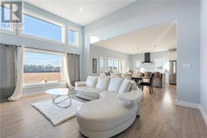 a living room with a white couch and a table at Quarto Gananoque #1 in Gananoque